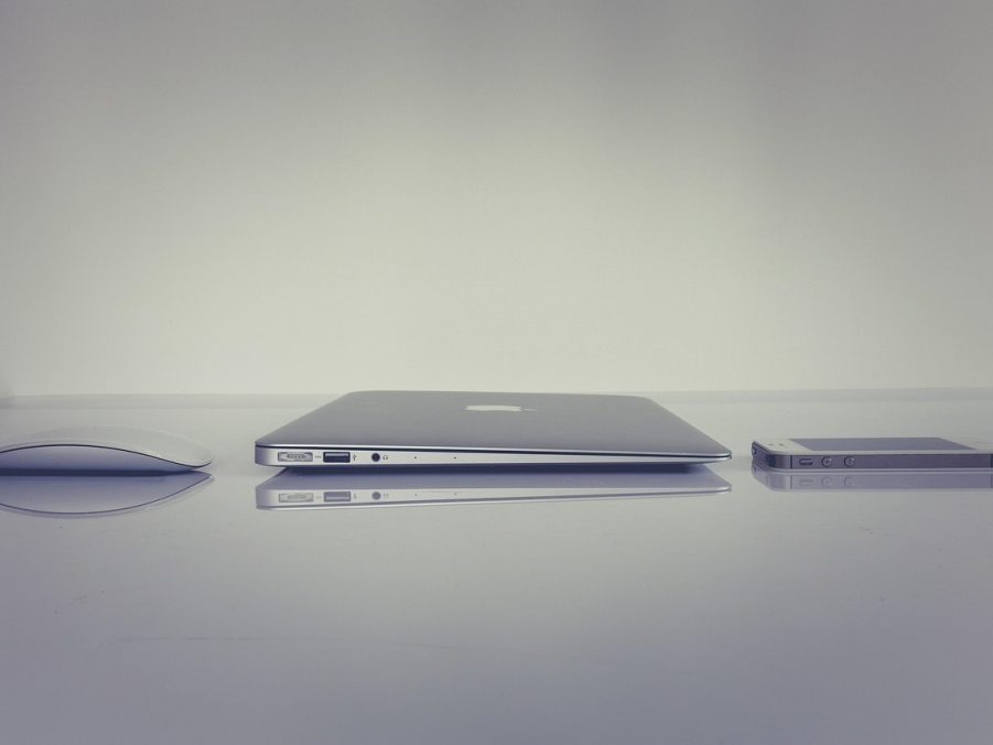 iPhone 屏幕上排列着兽音译者应用图标与设置界面，深蓝渐变背景上金色高亮标注出默认规则组选项